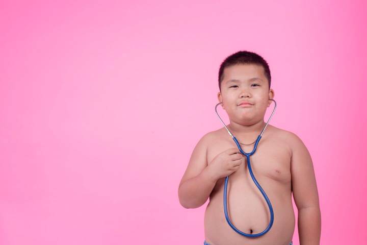 Una investigación analiza cómo la obesidad infantil afecta el desarrollo masculino