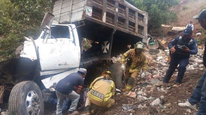Camión de volteo cae a barranco de 40 metros en Chimalhuacán