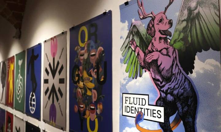 Una muestra con más de 400 carteles en Bolivia defiende que la IA no reemplaza el talento