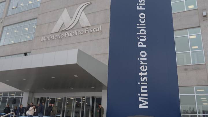 El docente captado in fraganti mientras filmaba a alumnas fue liberado pero el proceso sigue