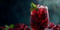 Cómo hacer un refresco natural de jamaica con jengibre y menta, una receta hidratante y refrescante