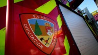 Incendio de un taller mecánico en Caudete: ha afectado a cinco coches y a un remolque con 200 neumáticos