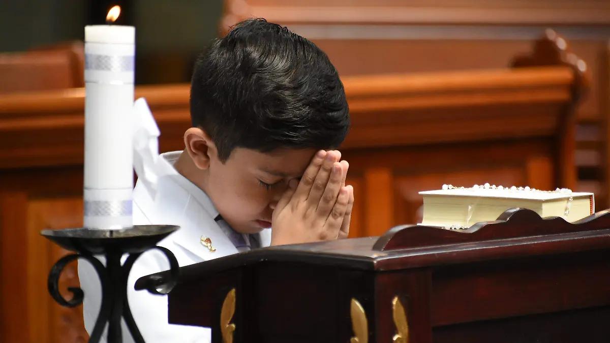 Ian Mateo Palacios Cruz recibe la primera comunión en la Parroquia del Espíritu Santo