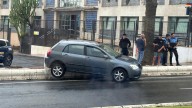 Un coche derrapa por la lluvia y acaba subido al bordillo en Telde
