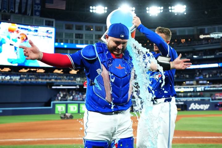 Deadspin | Blue Jays break playoff losing streak with blowout of Yankees