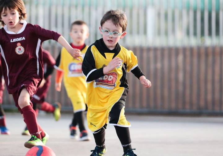 Una ayuda de 100 euros para comprar gafas o lentillas a niños y adolescentes: consulta cuántos familias vascas podrán solicitarla