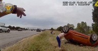 Video muestra dramático rescate de un bebé atrapado dentro de un auto volcado en Texas
