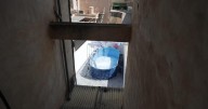 Condenada la okupa que instaló una piscina con 6.000 litros de agua en un primer piso de Palma