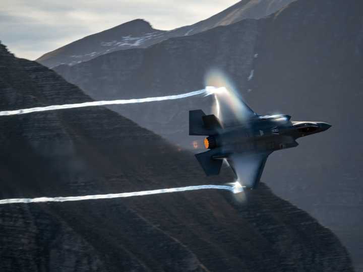 Aviones de combate con IA y cucarachas espías: el cambiante negocio de la guerra