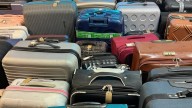Las subastas de maletas perdidas en aeropuertos se extienden por Europa: "El precio de salida son ocho euros"
