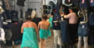 ¡Las atraparon! Comerciantes rapan y exhiben a tres presuntas ladronas en tianguis de Puebla