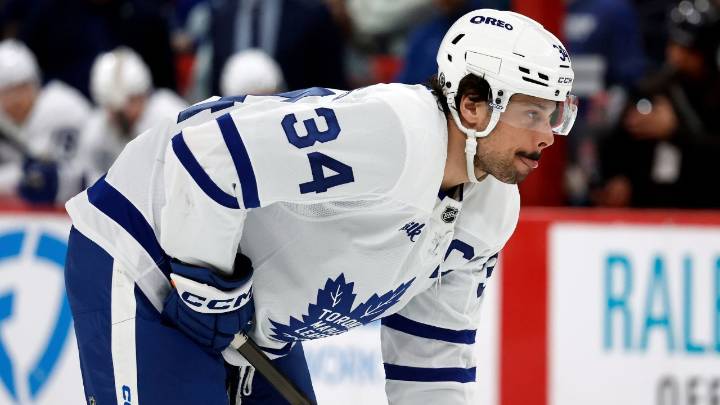 Maple Leafs’ Matthews wears Guerrero Jr. jersery before game vs. Devils