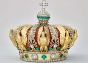 Robo en el Louvre: la corona de más de mil diamantes que los ladrones dejaron en la calle