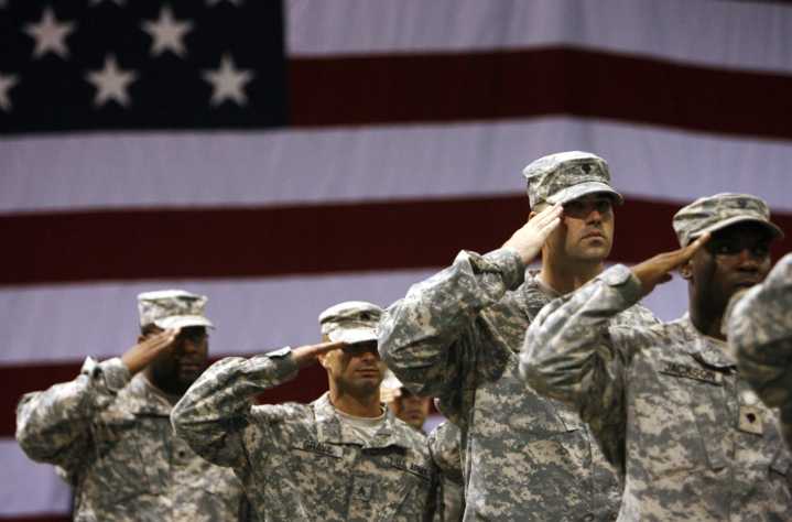Amigo anónimo de Trump donó 130 millones de dólares para pagar a miembros de las Fuerzas Armadas