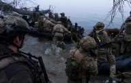 Las tropas abandonadas de Putin intentaron huir en barco y fueron destrozadas