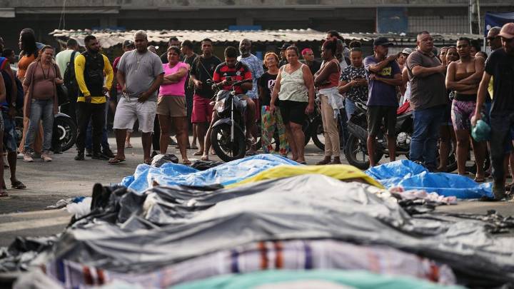 Río de Janeiro: vecinos cargan decenas de cadáveres tras el letal operativo en favelas