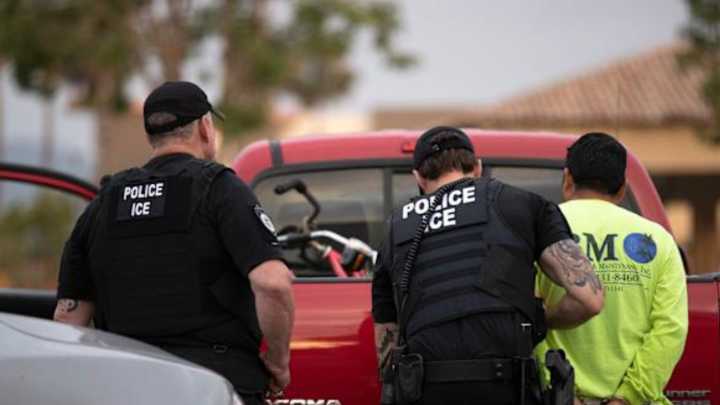 Salió libre tras décadas preso y el ICE lo detuvo apenas cruzó la puerta