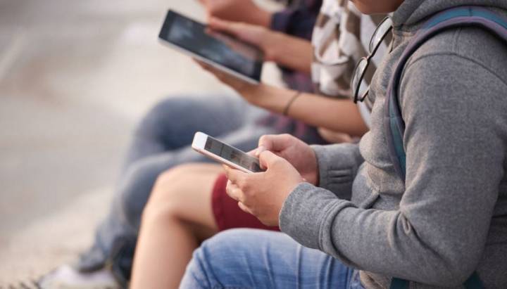 A paso firme: respaldan proyecto que prohíbe celulares en colegios y será votado en el Senado