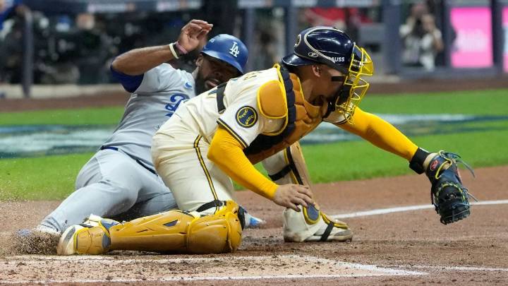 Brewers convierte posible grand slam de Muncy, en raro doble play
