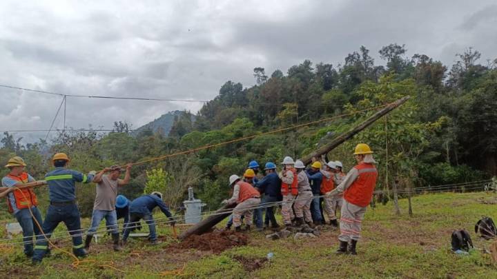 CFE restablece electricidad al 100 % tras lluvias en cinco estados de México