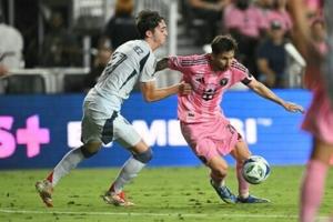 Suarez double in vain as Chicago sink Miami to clinch playoff berth