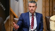 Avión en el que viajaba secretario de Guerra de EE. UU. aterriza de emergencia en Reino Unido: esto es lo que se sabe