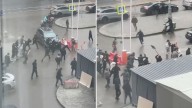 Migrantes se enfrentan con palos y palas en complejo residencial; hay 40 detenidos