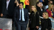 La afición del Barcelona carga por la presencia de Figo en Montjuic: "Ese portugués que hijo de puta es"