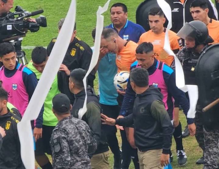 Primera Nacional: Escándalo en Gimnasia (J) vs. Deportivo Madryn, el árbitro suspendió el partido por amenazas
