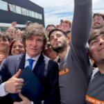 Milei hizo una caravana por el centro de Mendoza
