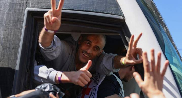 Los primeros prisioneros palestinos liberados por Israel llegan a su destino en Ramala | Gaza 