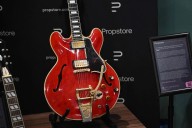 Guitarra rota en pelea que separó a Oasis se vendió en 386 mil dólares