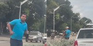 Conductor de un bus se hizo viral en redes sociales por ayudar a pasajero con movilidad reducida