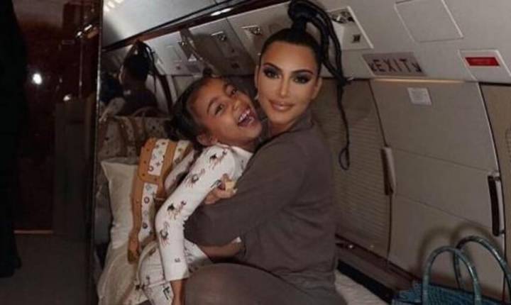 Kim Kardashian defiende a su hija North tras la polémica por tatuajes y piercings