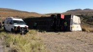 Vuelca tráiler con pacas de algodón en curvas del perico; un herido