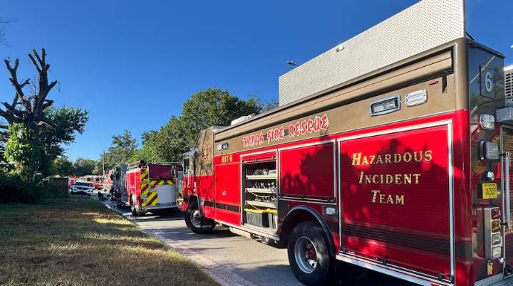 Evacúan viviendas mientras Tampa Fire Rescue responde a una llamada por materiales peligrosos en Temple Crest