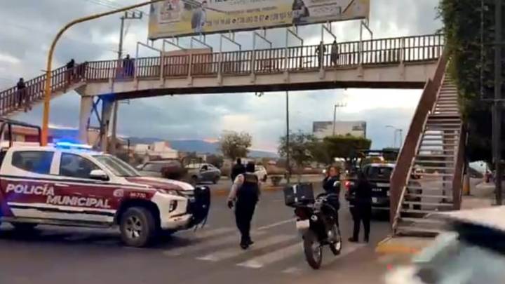 Hombre cae desde un puente peatonal en Tehuacán y muere mientras era atendido en un hospital