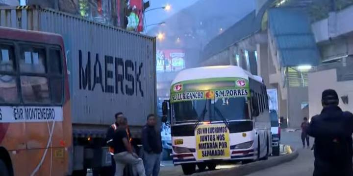 Buses de líneas de transporte mantienen bloqueado el acceso a San Juan de Luirgancho