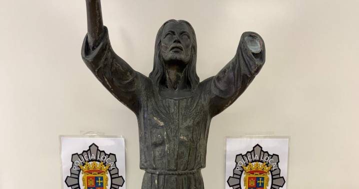 La Policía le requisa a un hombre una talla de Cristo que llevaba por Palencia en una carretilla