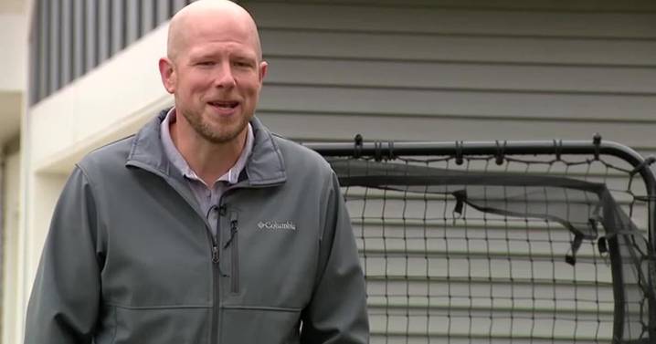 Family turns driveway into free food pantry: "We noticed there was a need"