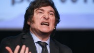 Javier Milei se mostró en el microcentro porteño y fue abucheado por los vecinos