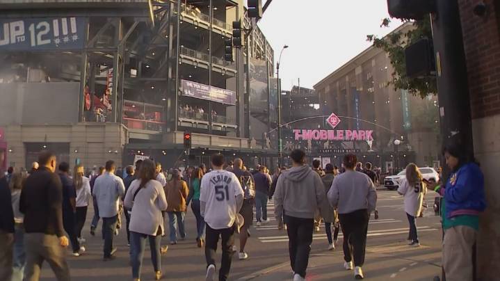 Mariners fans pay top dollar for parking ahead of ALDS Game 1