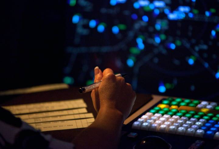 Escasez de controladores aéreos paraliza Aeropuerto Internacional de Los Ángeles