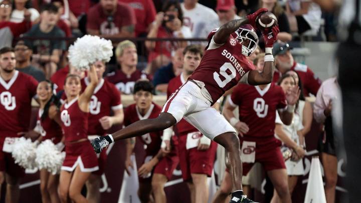 El impactante golpe en la cabeza que sufrió un jugador de la NFL por el que fue hospitalizado y que conmociona al mundo del deporte