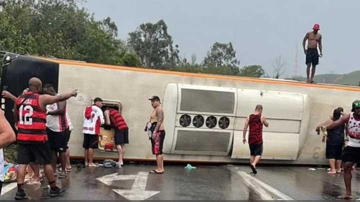 Volcó un micro con hinchas de Flamengo que venían al partido con Racing: 16 heridos