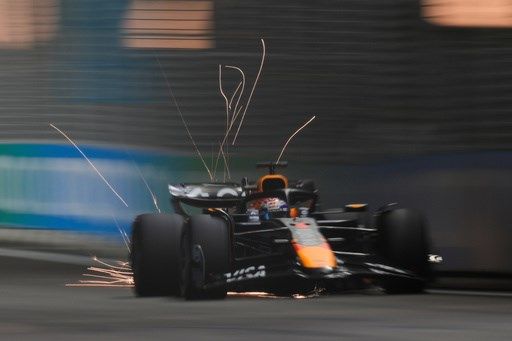 Max Verstappen aims to pressure his F1 title rivals at the Singapore Grand Prix