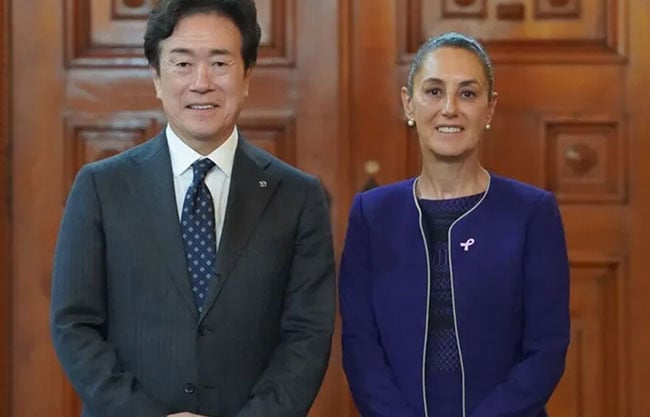 Sheinbaum recibe a director mundial de Mazda; hablan sobre inversiones y el Plan México