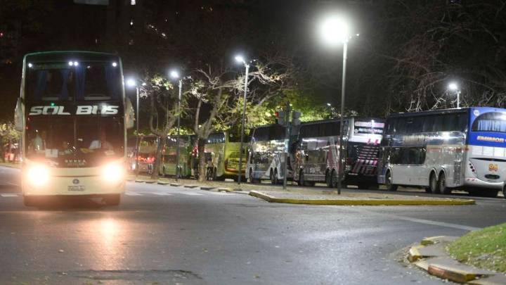 Milei en Rosario: los libertarios también recurrieron a colectivos para movilizar militantes