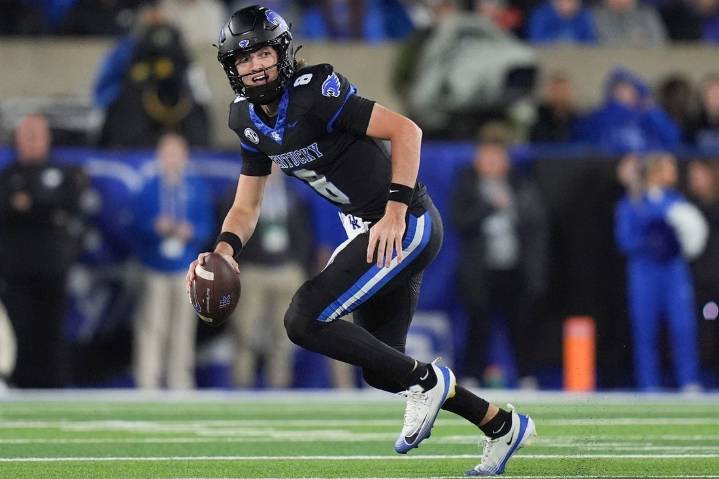 Deadspin | Freshman QB leads Kentucky into Auburn with Tigers at crossroads