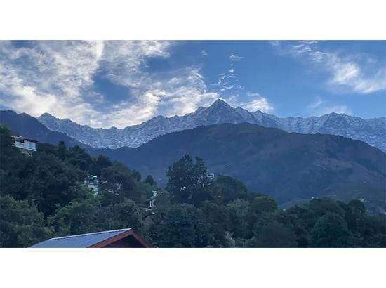Himachal: Dhauladhar Mountain range receives snowfall, temperature dips Photo Source: ANI [ FULL VIEW ]